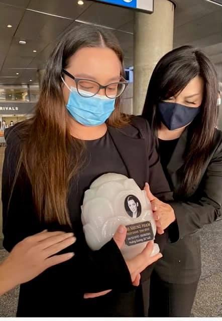 Trizzie Phương Trinh ngậm ngùi khi nhớ lần đầu ra sân bay Los Angeles đón Phi Nhung tới lập nghiệp cách đây 31 năm, và hôm nay (10/10) là đón lần cuối, Phi Nhung trở về với hũ tro cốt. "Cuối cùng rồi em đã được về nhà trong vòng tay yêu thương của Wendy và gia đình. Ở đây em sẽ không còn lẻ loi và cô đơn nữa", nữ ca sĩ bày tỏ.