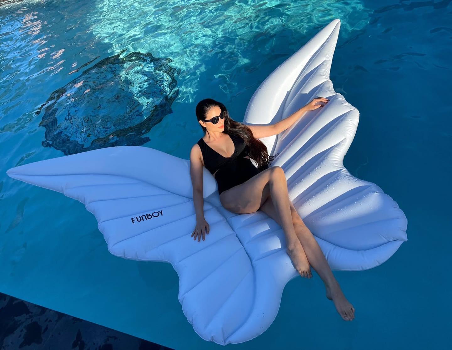 Hoa hậu Phạm Hương phô diễn hình thể nuột nà ở bể bơi.