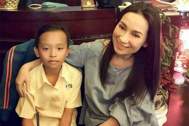 Khoảnh khắc Phi Nhung thân như bạn với con nuôi Hồ Văn Cường-5