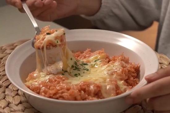 Cơm trứng sốt cay, phủ phô mai cho ngày mưa lạnh