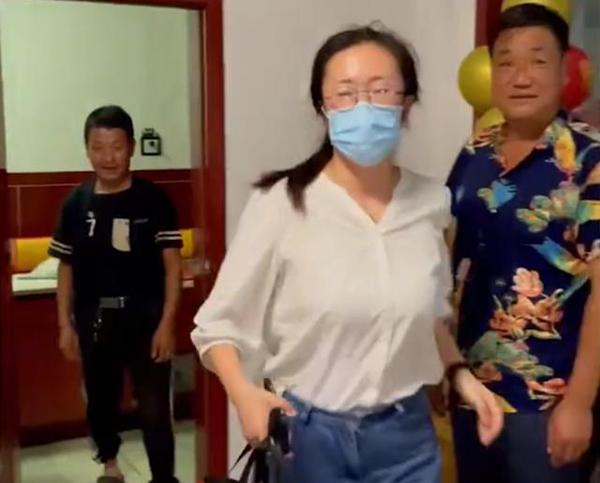 Ngày cưới, nữ y tá về nhà lúc 4h sáng, vẻ mệt mỏi đến xót xa-1