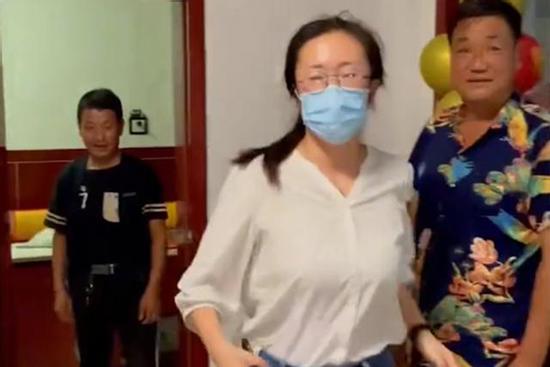 Ngày cưới, nữ y tá về nhà lúc 4h sáng, vẻ mệt mỏi đến xót xa