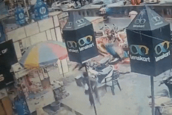 Đứng mua đồ ăn, 4 người bị dây điện cao thế rơi trúng, phát nổ