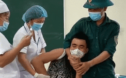 Đi tiêm vaccine Covid-19, thanh niên hét lạc giọng, run rẩy 'cháu sợ lắm'