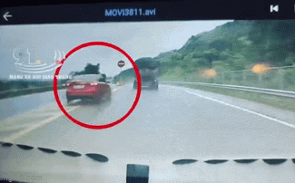 Clip: Ô tô đâm vào dải phân cách, 'bay lượn' trên cao tốc Nội Bài