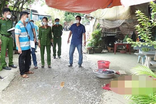 Đang giặt đồ, người phụ nữ bị gã đàn ông lao tới đâm tử vong