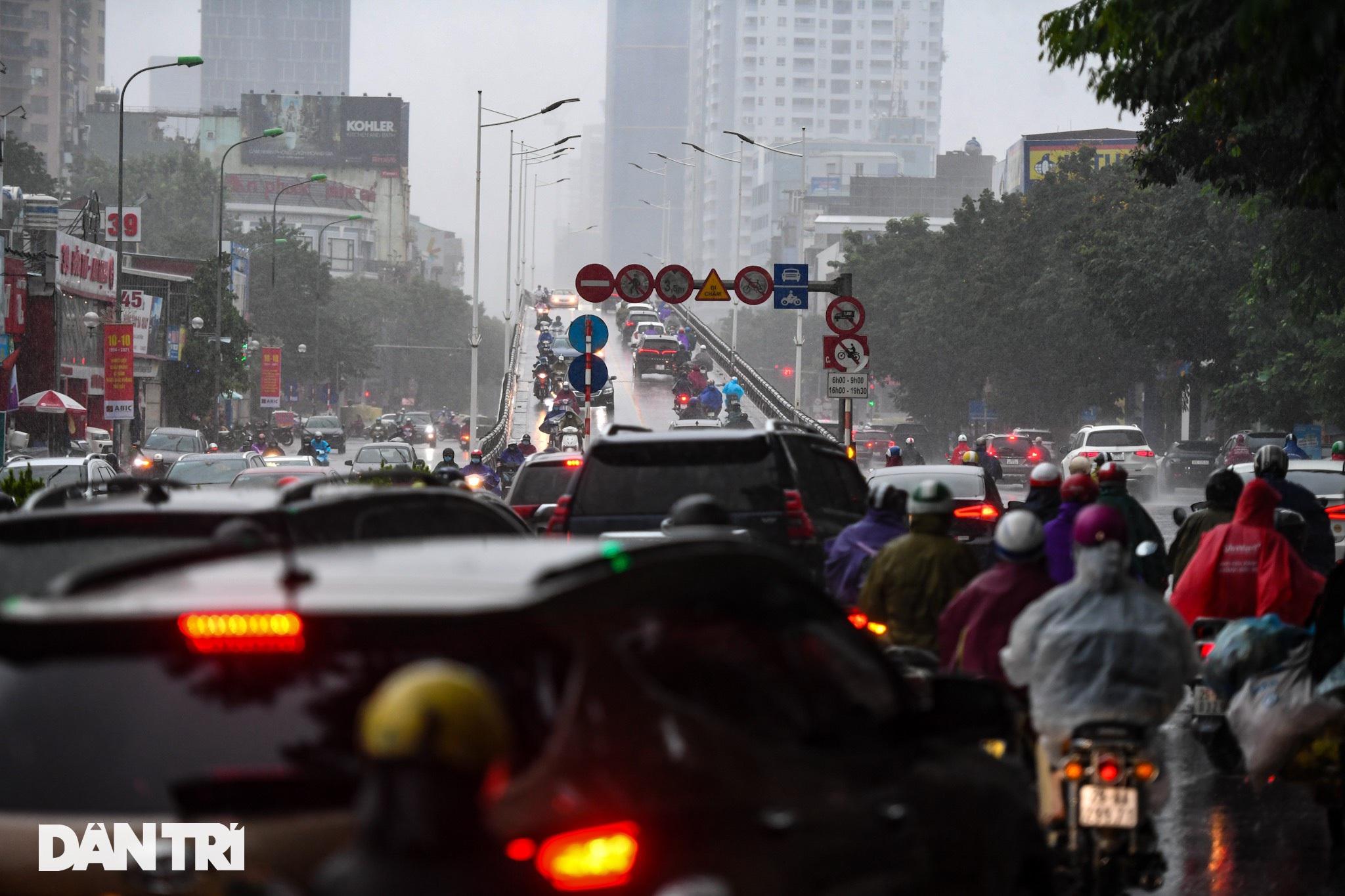 Ôtô, xe máy chen chúc nhau lên cầu vượt để tránh ngã tư đang ùn ứ.