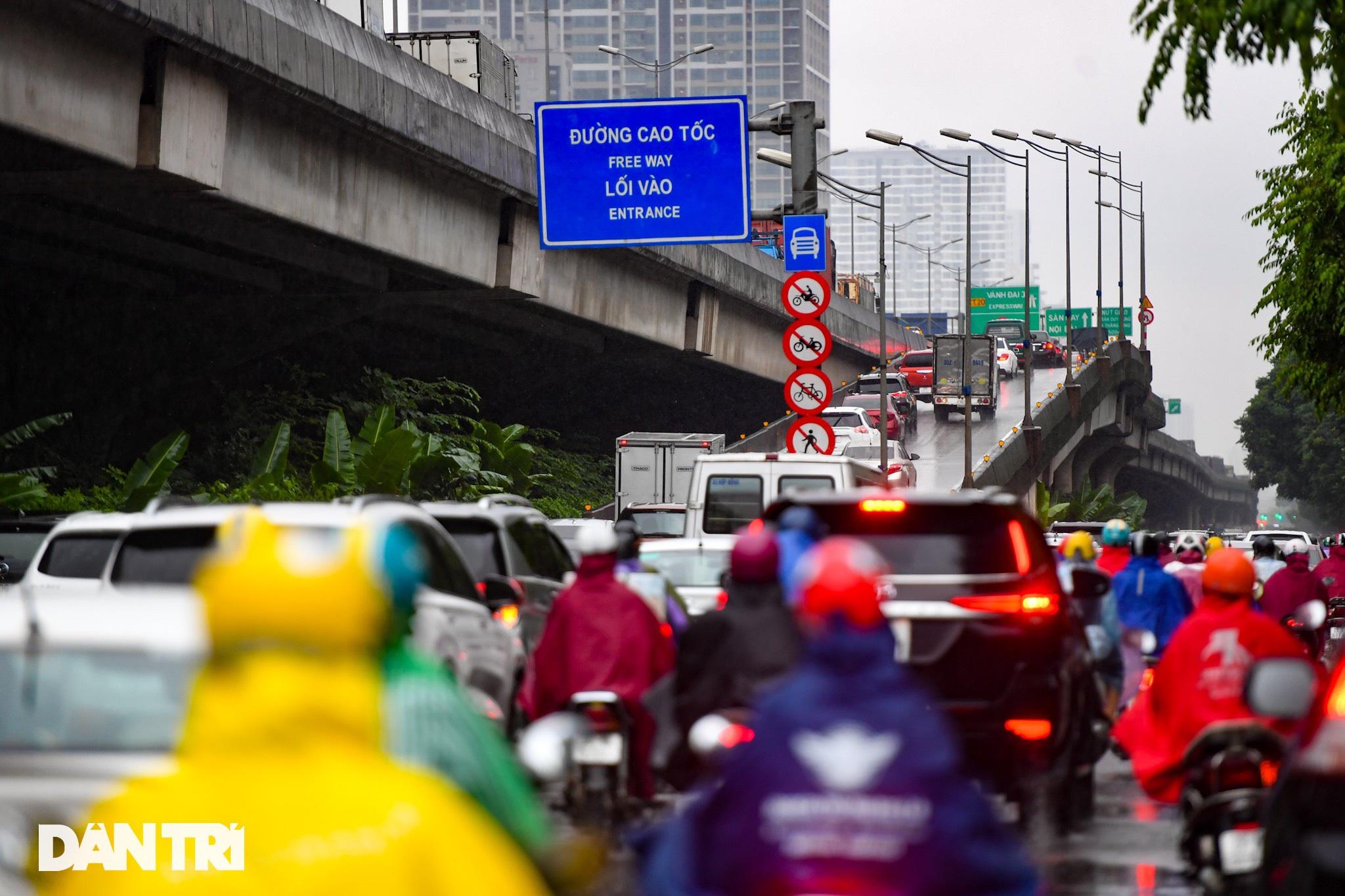 Giao thông ùn ứ tại đường Nguyễn Xiển, đoạn đường dẫn từ ngã tư Nguyễn Trãi lên đường trên cao.