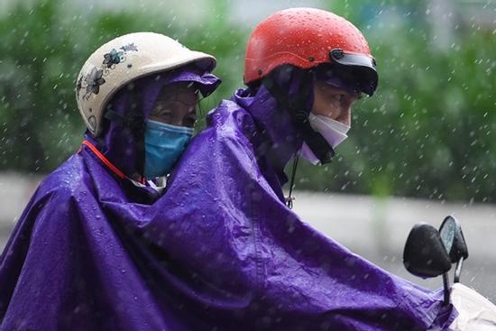 Hà Nội mưa rét sáng đầu tuần, người dân chôn chân ùn tắc