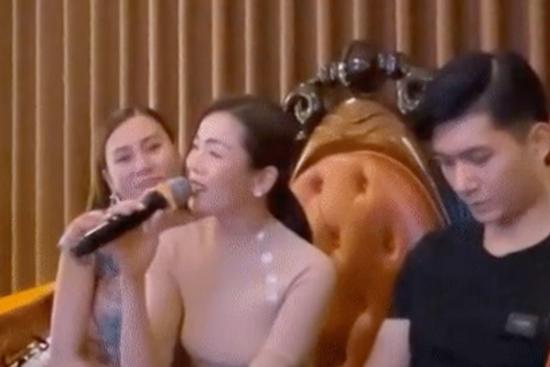 Lệ Quyên bị soi tật xấu khi đang say sưa hát cạnh Lâm Bảo Châu