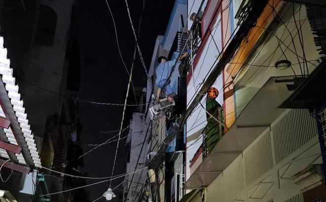 Người đàn ông nghi ngáo đá leo lên cột điện gần 10m rồi rơi tự do-1