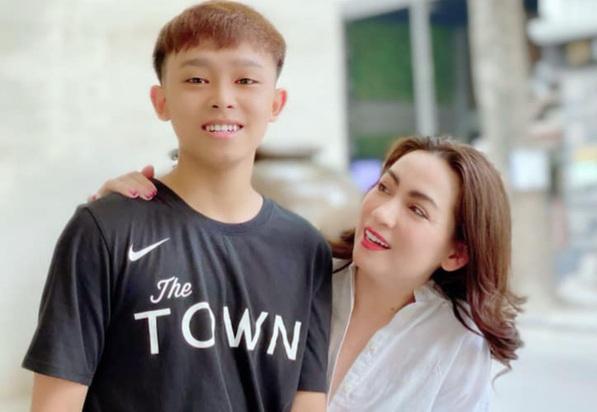 Khoảnh khắc Phi Nhung thân như bạn với con nuôi Hồ Văn Cường-1