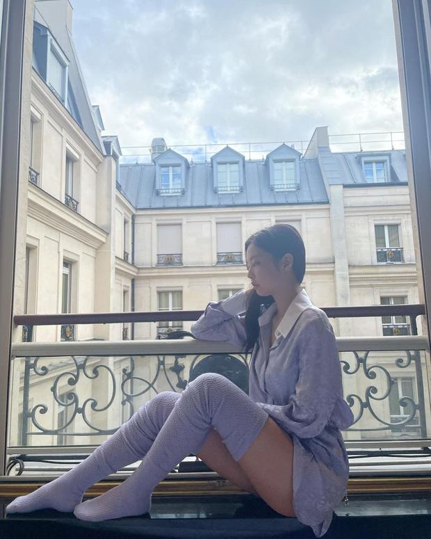 Jennie checkin tháp Eiffel: diện mốt lộ nội y, mặt mộc vẫn thần thái-4