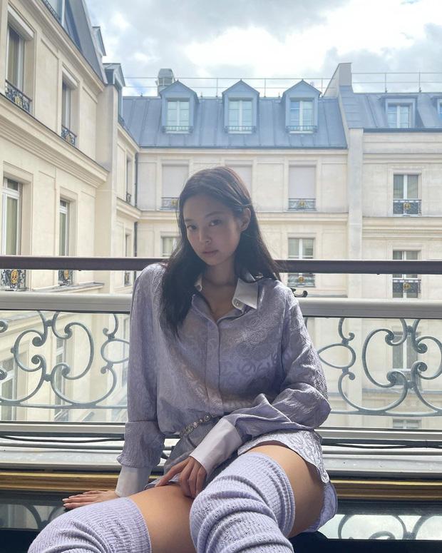 Jennie mlem, tạo dáng hiểm hóc như không mặc quần ở Paris-2