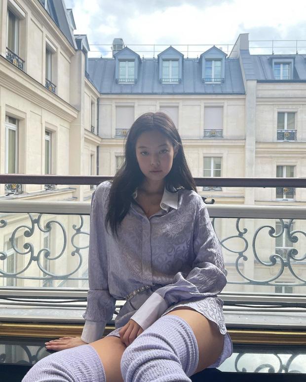 Jennie checkin tháp Eiffel: diện mốt lộ nội y, mặt mộc vẫn thần thái-5
