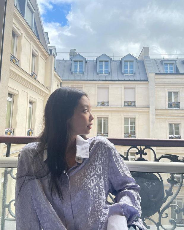 Jennie mlem, tạo dáng hiểm hóc như không mặc quần ở Paris-4