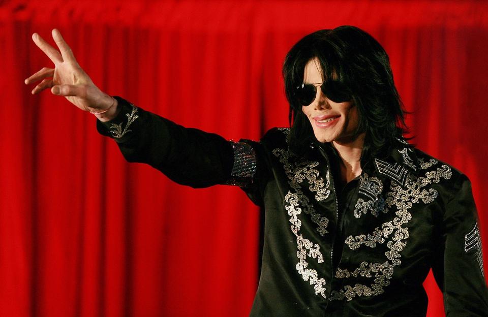 Sau 12 năm Michael Jackson qua đời, bất động sản ông để lại vẫn tiếp tục tăng. Tháng 5, một thẩm phán Mỹ ra phán quyết khối tài sản ròng (đến từ bất động sản) của ngôi sao nhạc pop ở mức 111 triệu USD, theo SCMP. Theo di chúc, Michael để lại 40% tài sản cho ba người con, 20% cho các tổ chức từ thiện vì trẻ em và 40% còn lại để cho mẹ - bà Katherine.