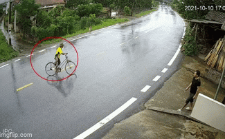 Lơ ngơ rồi bất ngờ quay đầu, ông chú bị xe tải đâm bất động-1