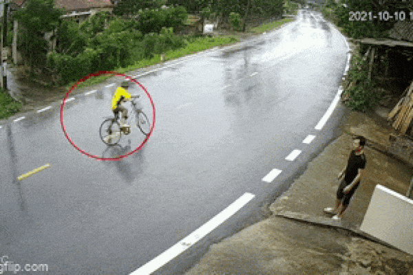 Lơ ngơ rồi bất ngờ quay đầu, ông chú bị xe tải đâm bất động