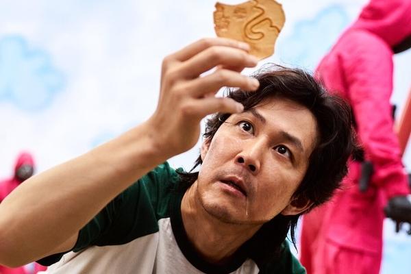 Squid Game và bé búp bê giết chóc phá hoại tuổi thơ người Hàn!-7