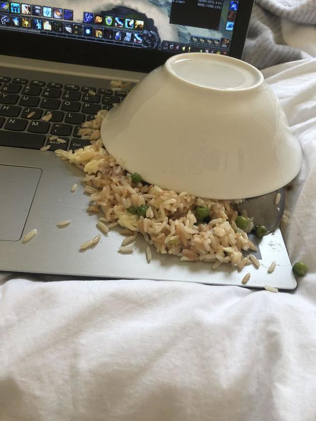 Chàng trai treo túi bún bò ở tay gạt cửa ô tô và cái kết khóc ròng-5