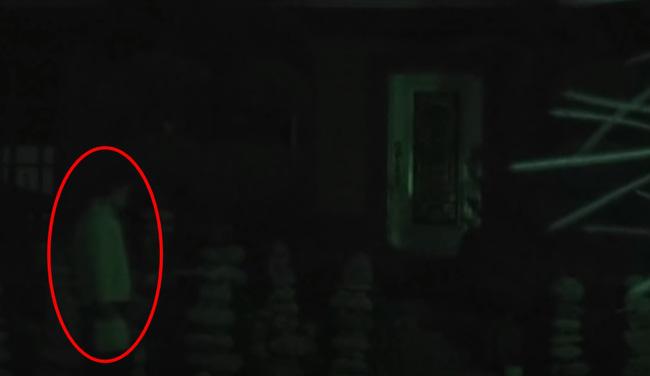 Nhà vô chủ 4 năm phát tiếng động kì quái, gõ cửa mới biết sự thật-3