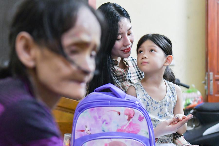 Em bé ăn xin được đi học nhờ mỹ nhân giàu lòng trắc ẩn-2