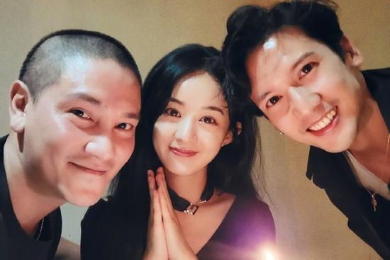 Triệu Lệ Dĩnh đón sinh nhật sớm cùng 2 người đàn ông