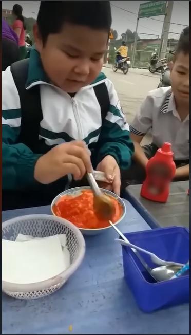 Cậu bé ăn xôi chan tương ớt, người lớn nhìn rùng mình khiếp đảm-1