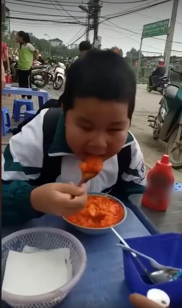 Cậu bé ăn xôi chan tương ớt, người lớn nhìn rùng mình khiếp đảm-2
