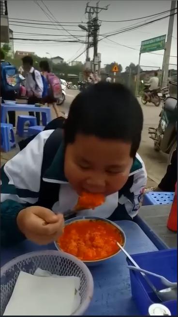 Cậu bé ăn xôi chan tương ớt, người lớn nhìn rùng mình khiếp đảm-3