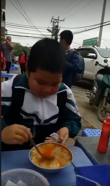 Cậu bé ăn xôi chan tương ớt, người lớn nhìn rùng mình khiếp đảm-4