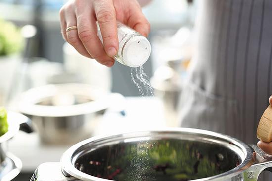 5 kiểu dùng muối khi nấu ăn thường thấy, ngờ đâu hại cơ thể