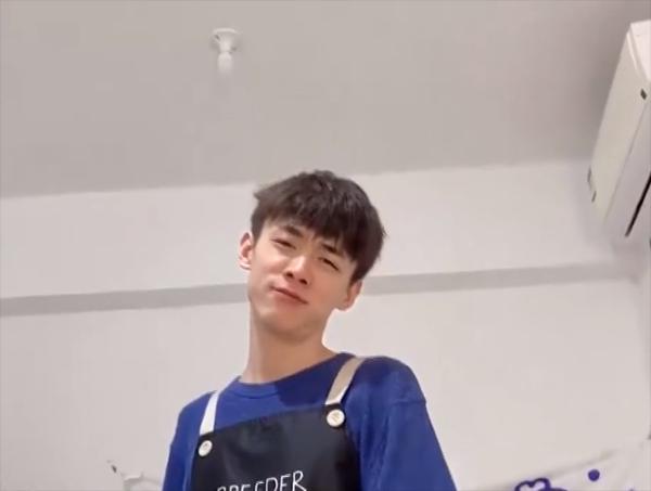 Clip bạn trai người ta: Tự nấu cơm lại còn chiều người yêu hết nấc-1