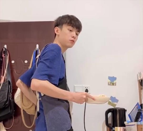 Clip bạn trai người ta: Tự nấu cơm lại còn chiều người yêu hết nấc-3