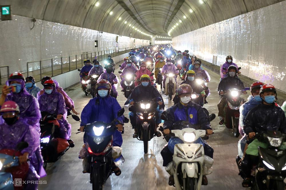 Trung niên phát tặng 500k cho mỗi người dân đi xe máy về quê-1
