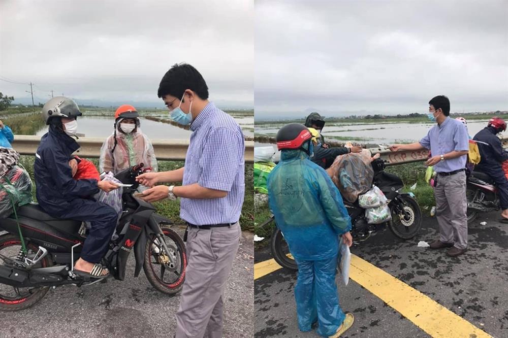 Trung niên phát tặng 500k cho mỗi người dân đi xe máy về quê-4