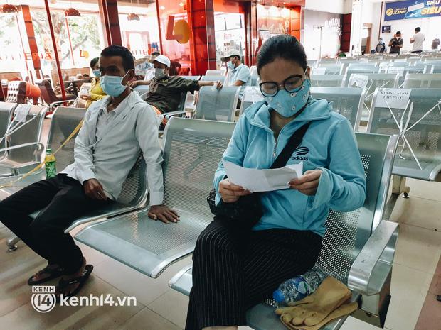 Ga Sài Gòn mở cửa, khách được về quê: Cầm 2 tấm vé, tôi mừng lắm-6