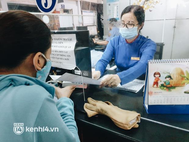 Ga Sài Gòn mở cửa, khách được về quê: Cầm 2 tấm vé, tôi mừng lắm-7