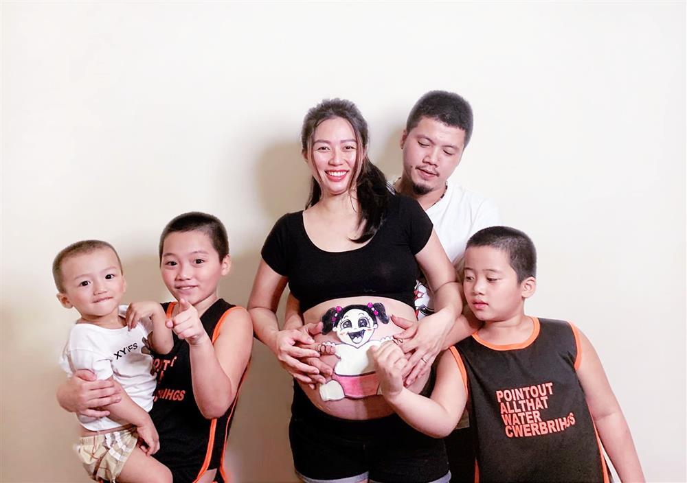 Loạt ảnh vui nhộn nhà 3 con trai bất ngờ ăn may công chúa út!-1