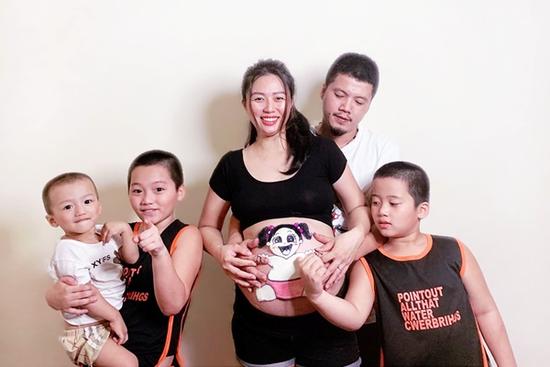 Loạt ảnh vui nhộn nhà 3 con trai bất ngờ 'ăn may' công chúa út!