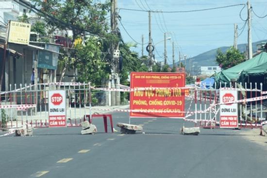 Cả làng phong tỏa vì 2 ngư dân cách ly tại nhà vẫn tung tăng cà phê