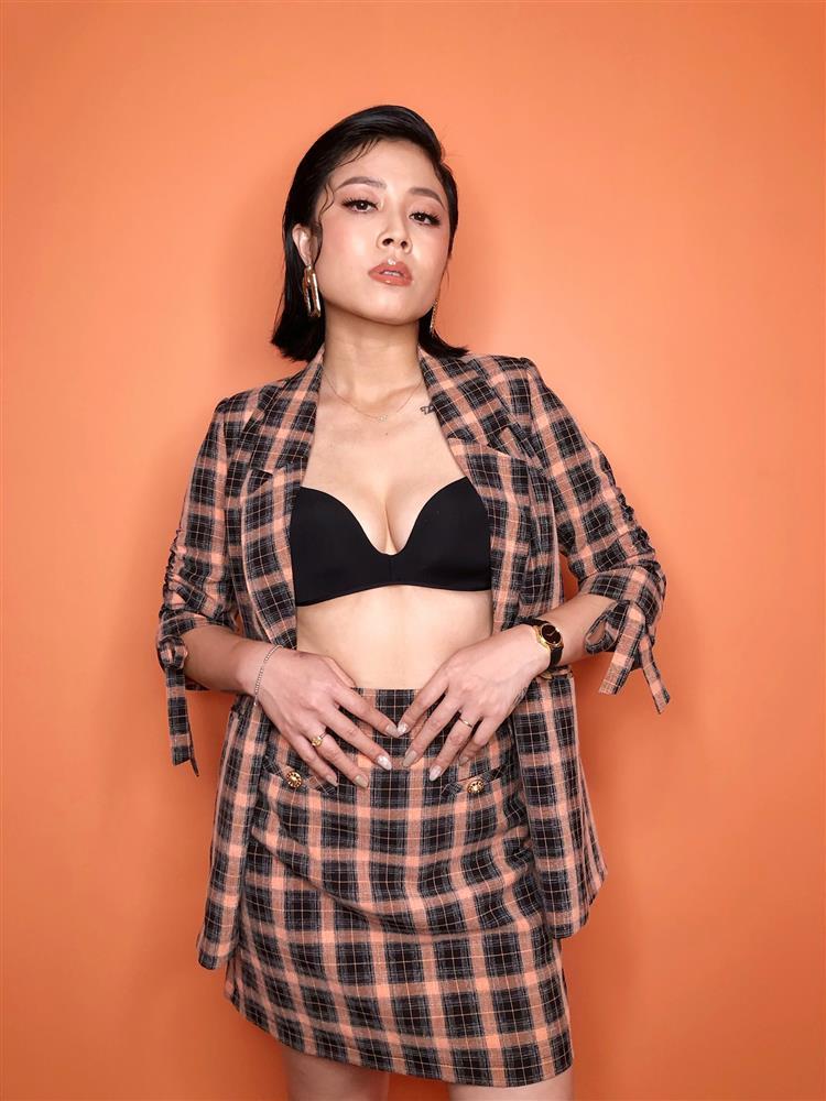 MC Hoàng Linh tung ảnh mát mẻ chưa từng thấy-3