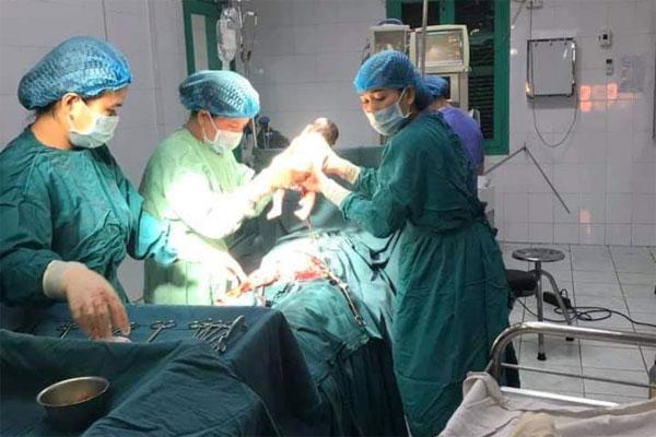 Bé gái 11 tuổi mang thai 35 tuần phải mổ đẻ cấp cứu-1