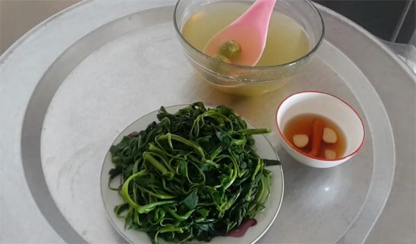 Về nhà thấy mâm cơm chỉ có rau luộc, chồng vội quỳ xuống-2