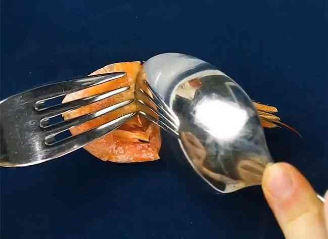 Bóc vỏ tôm nhanh và không dây bẩn, còn được khen duyên dáng-1