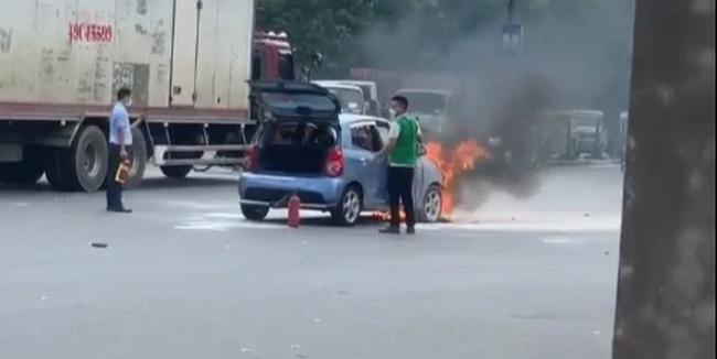 Kinh hãi ô tô đang chạy giữa đường bất ngờ bốc cháy dữ dội-1