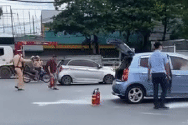 Clip: Dừng đèn đỏ dưới mưa, thanh niên bị ô tô đâm văng tít mù-2