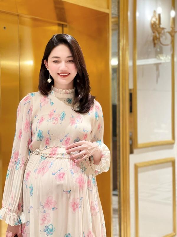 Lấy chồng đại gia, á hậu Thanh Tú che bụng bầu bằng túi 3 tỷ-4