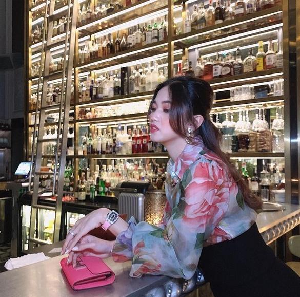 Lấy chồng đại gia, á hậu Thanh Tú che bụng bầu bằng túi 3 tỷ-10